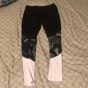 Black and white leggings barely worn